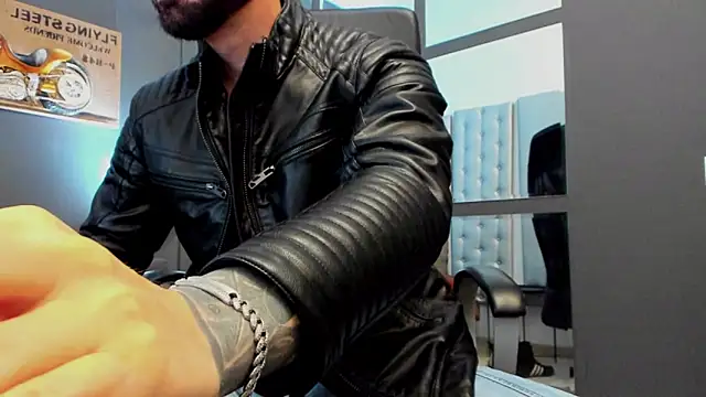 Snapshot of AronGrant chatting on December 17, 9:15 am AronGrant online show from December 17, 9:15 am