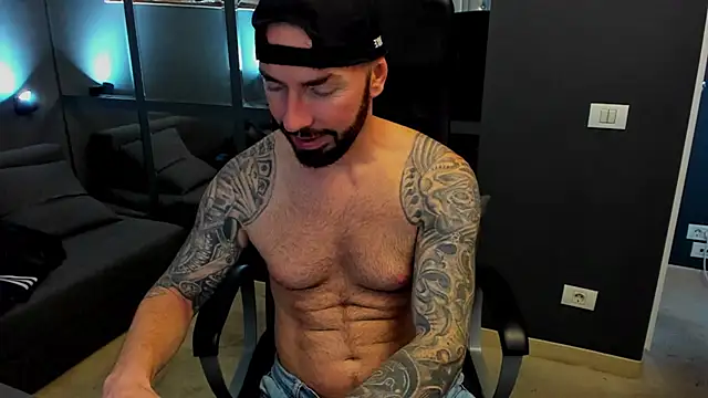 Snapshot of AronGrant chatting on December 19, 10:11 am AronGrant online show from December 19, 10:11 am