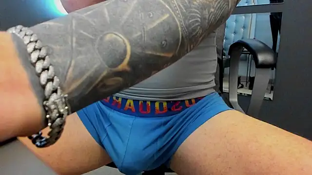 Snapshot of AronGrant chatting on December 20, 10:33 am AronGrant online show from December 20, 10:33 am