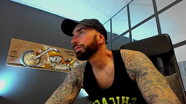 Snapshot of AronGrant chatting on December 22, 9:50 am AronGrant online show from December 22, 9:50 am