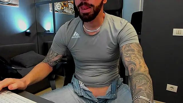 Snapshot of AronGrant chatting on January 6, 11:03 am AronGrant online show from January 6, 11:03 am