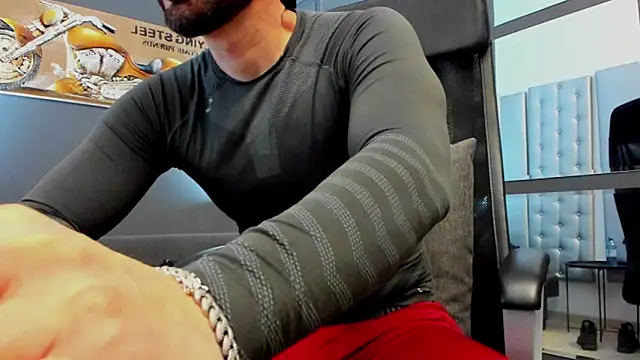 Snapshot of AronGrant chatting on January 7, 10:07 am AronGrant online show from January 7, 10:07 am