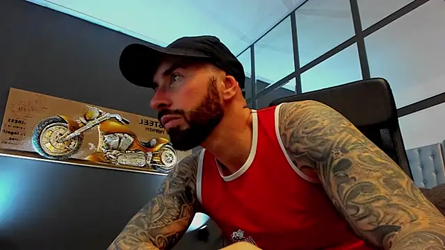 Snapshot of AronGrant chatting on January 9, 10:40 am AronGrant online show from January 9, 10:40 am