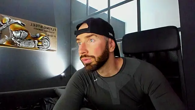 Snapshot of AronGrant chatting on January 14, 10:21 am AronGrant online show from January 14, 10:21 am