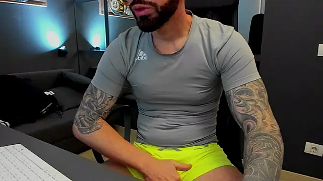 Snapshot of AronGrant chatting on January 19, 10:19 am AronGrant online show from January 19, 10:19 am