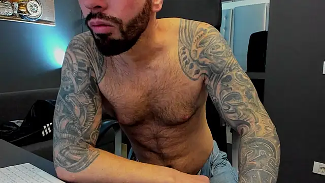 Snapshot of AronGrant chatting on February 2, 10:03 am AronGrant online show from February 2, 10:03 am