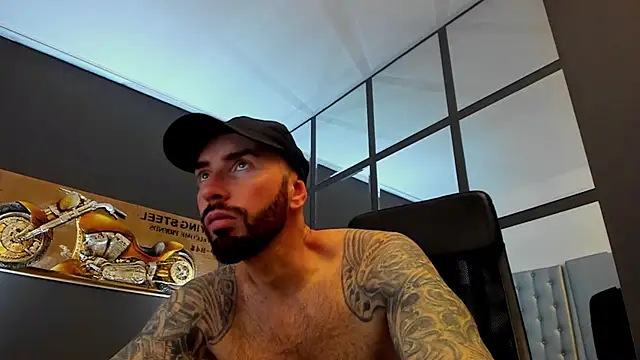 Snapshot of AronGrant chatting on February 3, 10:09 am AronGrant online show from February 3, 10:09 am