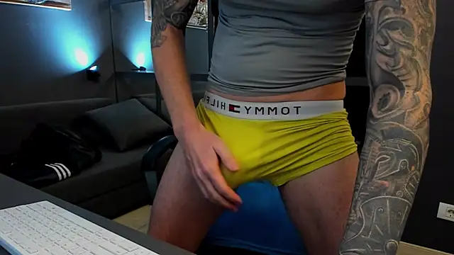 Snapshot of AronGrant chatting on February 7, 10:41 am AronGrant online show from February 7, 10:41 am