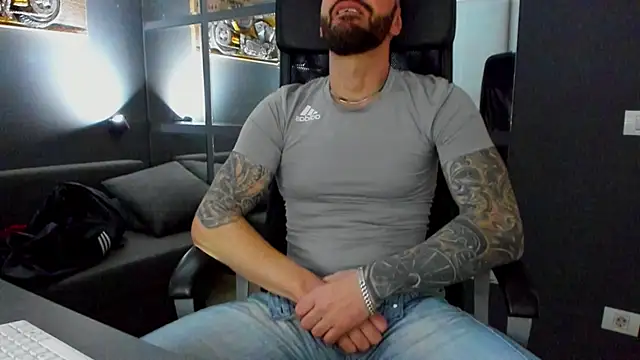 Snapshot of AronGrant chatting on February 11, 10:42 am AronGrant online show from February 11, 10:42 am