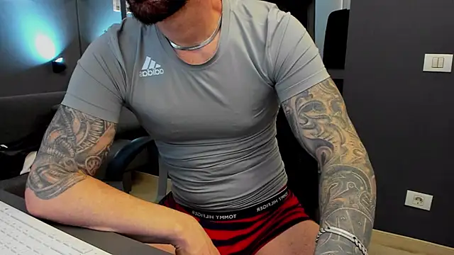 Snapshot of AronGrant chatting on February 12, 11:05 am AronGrant online show from February 12, 11:05 am