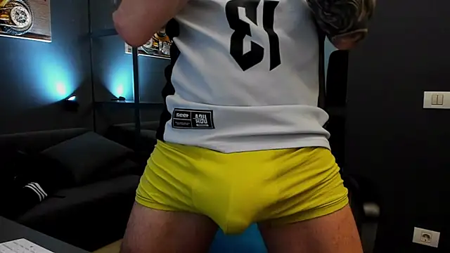 Snapshot of AronGrant chatting on February 17, 10:45 am AronGrant online show from February 17, 10:45 am