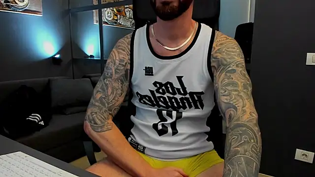 Snapshot of AronGrant chatting on February 19, 10:22 am AronGrant online show from February 19, 10:22 am