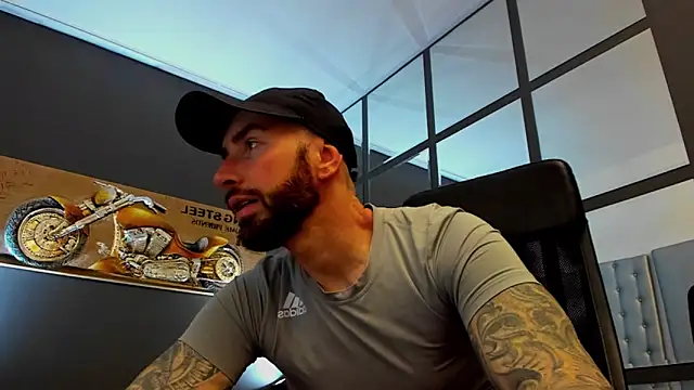 Snapshot of AronGrant chatting on February 21, 10:05 am AronGrant online show from February 21, 10:05 am