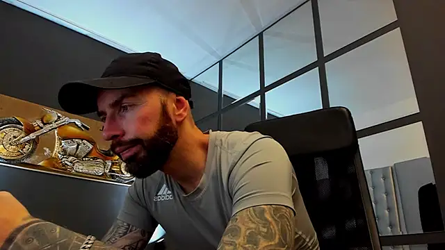 Snapshot of AronGrant chatting on February 25, 10:03 am AronGrant online show from February 25, 10:03 am