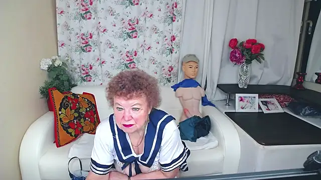 Snapshot of YourHotGranny chatting on June 2, 10:39 am YourHotGranny online show from June 2, 10:39 am