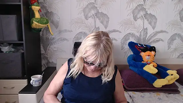 Snapshot of CamDiva113 chatting on March 20, 8:42 am CamDiva113 online show from March 20, 8:42 am