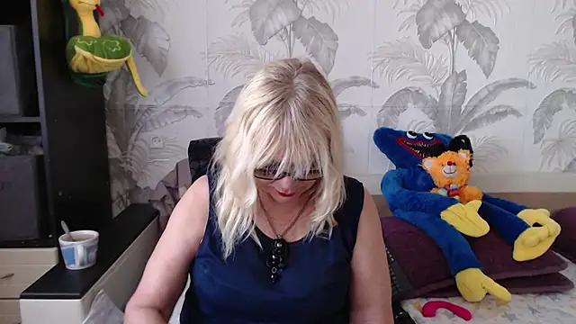 Snapshot of CamDiva113 chatting on March 20, 12:00 pm CamDiva113 online show from March 20, 12:00 pm