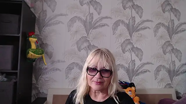 Snapshot of CamDiva113 chatting on March 21, 1:01 pm CamDiva113 online show from March 21, 1:01 pm