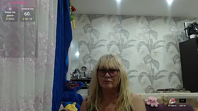 Snapshot of CamDiva113 chatting on November 10, 2:16 pm CamDiva113 online show from November 10, 2:16 pm