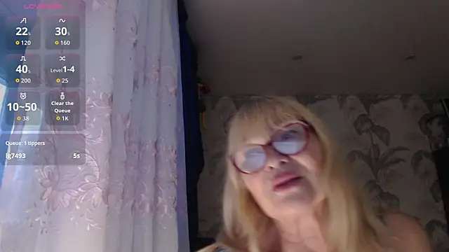 Snapshot of CamDiva113 chatting on December 14, 4:40 am CamDiva113 online show from December 14, 4:40 am