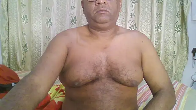 Snapshot of Beargryzzly chatting on January 1, 2:31 pm Beargryzzly online show from January 1, 2:31 pm