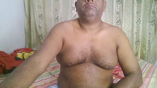 Snapshot of Beargryzzly chatting on January 4, 11:43 am Beargryzzly online show from January 4, 11:43 am