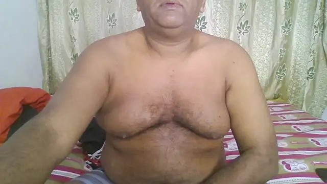 Snapshot of Beargryzzly chatting on January 5, 2:06 am Beargryzzly online show from January 5, 2:06 am