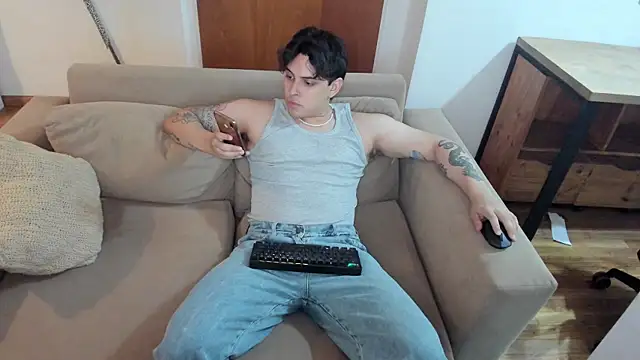 Snapshot of Markuss_b chatting on February 2, 11:11 pm Markuss b online show from February 2, 11:11 pm