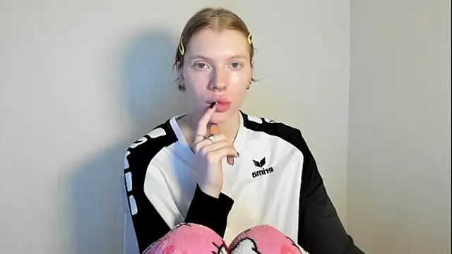 StellaDavis online show from November 6, 10:05 am