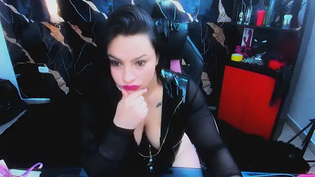 Snapshot of True_Bdsm chatting on November 11, 5:24 pm True Bdsm online show from November 11, 5:24 pm