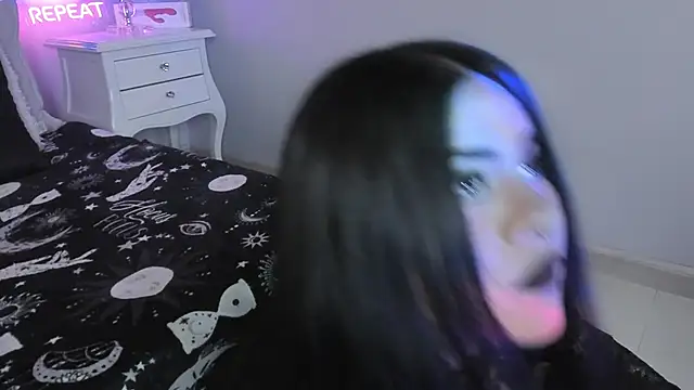 Snapshot of atena_hill chatting on December 20, 7:32 pm atena hill online show from December 20, 7:32 pm