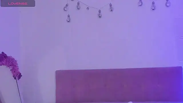 v1cky  online show from March 31, 11:38 pm