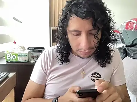 Snapshot of littlelatinhunter chatting on January 5, 5:49 pm littlelatinhunter online show from January 5, 5:49 pm