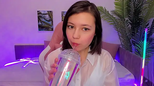 Lina Brownie online show from March 8, 2:01 am