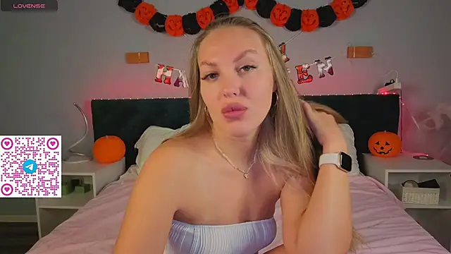 Kelly Hardy online show from November 4, 1:05 am