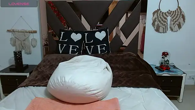 Snapshot of lindaesmeralda chatting on January 9, 10:20 am lindaesmeralda online show from January 9, 10:20 am
