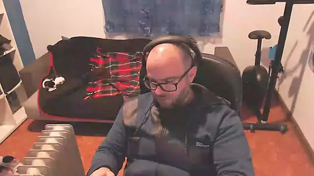 ravingr4d4 online show from March 3, 10:10 pm