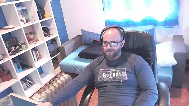 ravingr4d4 online show from March 18, 12:14 pm