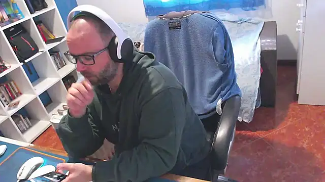 ravingr4d4 online show from February 13, 11:17 am