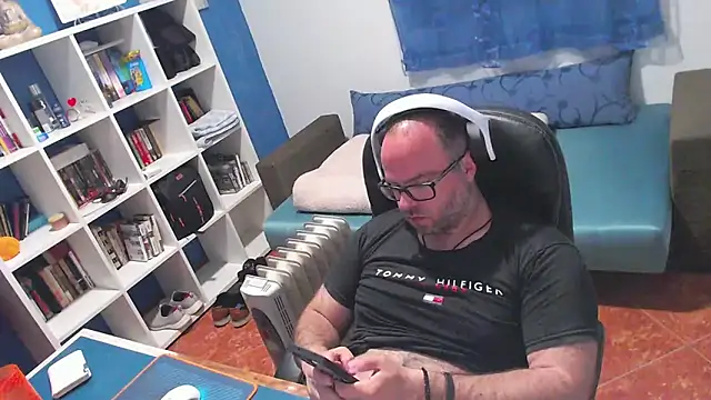 ravingr4d4 online show from April 5, 9:56 pm