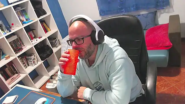 ravingr4d4 online show from April 13, 9:53 pm