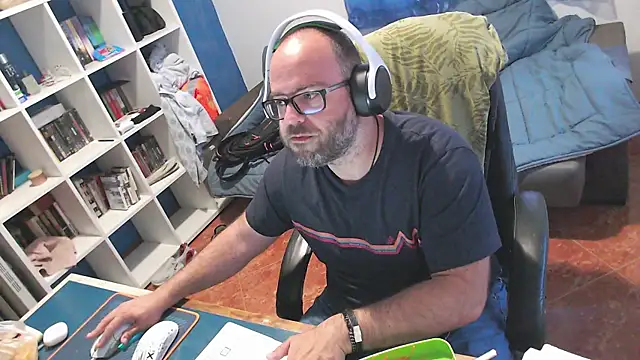 Snapshot of ravingr4d4 chatting on May 18, 1:28 pm ravingr4d4 online show from May 18, 1:28 pm