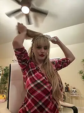 Snapshot of RoxxyDallas chatting on December 22, 1:55 am RoxxyDallas online show from December 22, 1:55 am