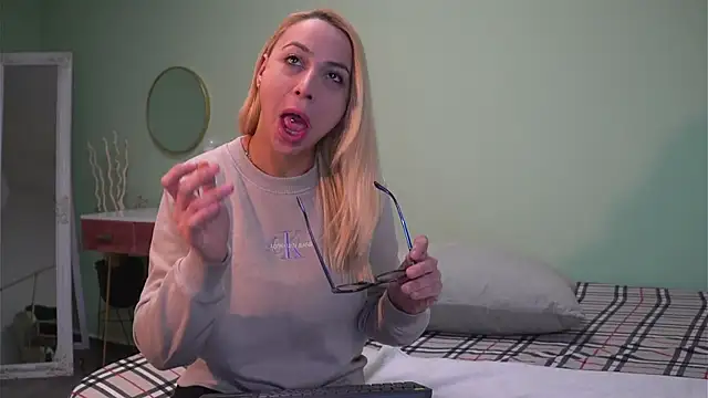 Snapshot of CelineConner chatting on January 21, 5:05 am CelineConner online show from January 21, 5:05 am