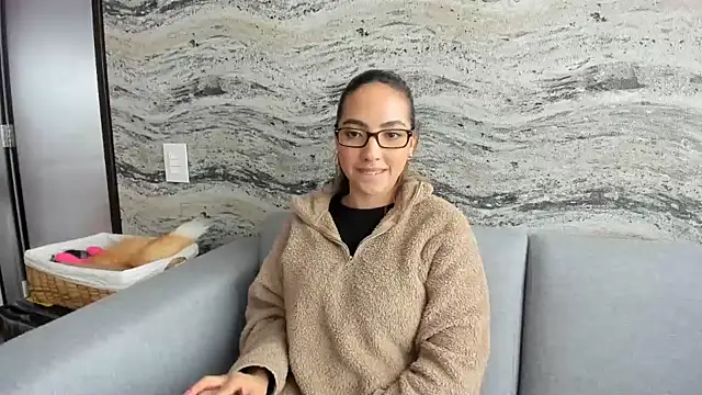 Sophi  a online show from February 11, 7:48 pm