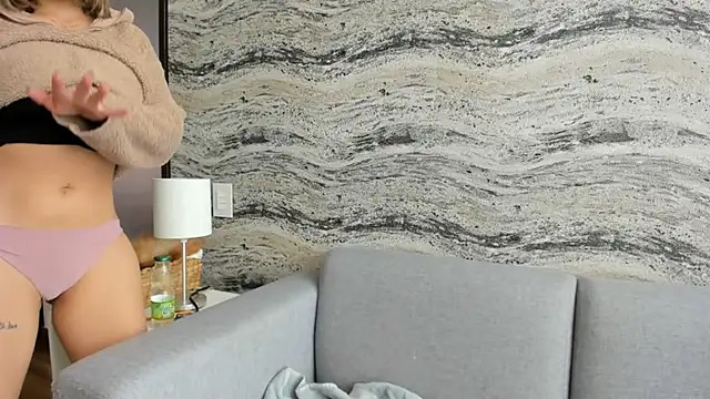 Sophi  a online show from March 3, 8:00 pm