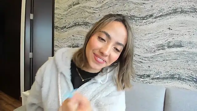 Sophi  a online show from March 19, 8:22 pm