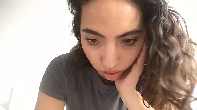 Sophi  a online show from May 5, 9:01 pm