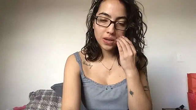 Sophi  a online show from July 25, 6:16 pm