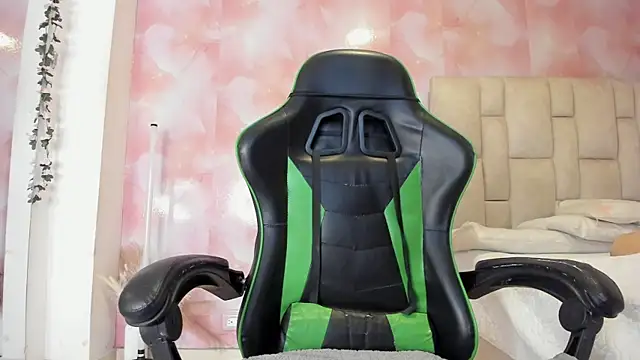 Snapshot of emily_lean_ chatting on November 26, 2:12 am emily lean online show from November 26, 2:12 am